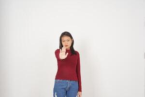 joven asiático mujer en rojo camiseta detener mano gesto, rechazo concepto aislado en blanco antecedentes foto