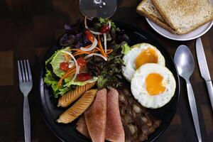 sano desayuno con Fresco orgánico vegetal ensalada frito huevo y salchichas foto