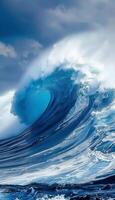 ai generado masivo Oceano ola estrellarse dramáticamente debajo el sereno azul cielo, lado ver perspectiva foto