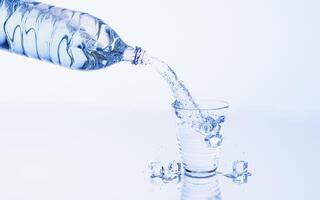 verter agua o limpiar agua desde un el plastico o mascota botella dentro un Bebiendo vaso con hielo cubitos. frío Bebiendo agua a aplacar sed y actualizar. 3d representación foto