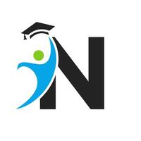 educación logo en letra norte con graduación sombrero icono. graduación símbolo vector