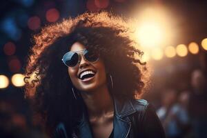 ai generado la vida nocturna, al aire libre fiesta. alegre riendo africano americano mujer con Gafas de sol bailando en multitud, contento hipster música festival foto
