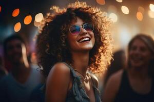 ai generado contento riendo hipster africano americano mujer en Gafas de sol teniendo divertido a música festival bailando en multitud de personas al aire libre. agradable africano hippie mujer a un fiesta, estilo de vida foto