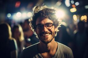 ai generado alegre hombre a concierto, sonriente hermoso chico con lentes a música festival a noche mirando a cámara foto