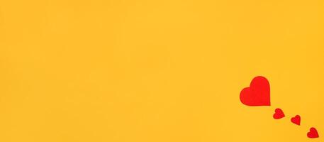 corazones en un amarillo antecedentes plano poner. minimalista bandera Copiar espacio. romántico antecedentes foto