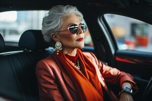 ai generado elegante negocio mayor mujer conducción un coche. lado ver retrato de un confidente Rico mayor caucásico dama conductor en Gafas de sol y joyería foto