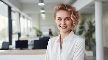 ai generado sonriente bonito mujer gerente o secretario en oficina, Copiar espacio foto