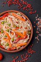 delicioso arroz tallarines o udon con pollo, zanahorias, pimienta, sal, especias y hierbas foto
