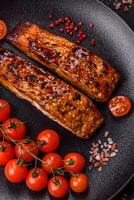 delicioso rojo salmón pescado A la parrilla con salsa y sésamo, especias y hierbas foto