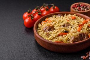 delicioso pilaf con verduras, sal, especias y hierbas en un cerámico plato foto