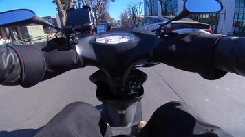 uma ponto do Visão do dirigindo de bicicleta com Smartphone às a centro da cidade rua dentro Tóquio video