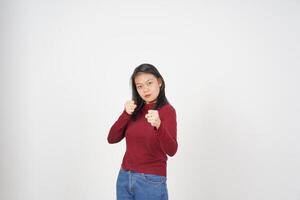 joven asiático mujer en rojo camiseta puñetazos puño a lucha aislado en blanco antecedentes foto