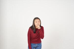 joven asiático mujer en rojo camiseta silencio shh, no lo hagas ser ruido aislado en blanco antecedentes foto