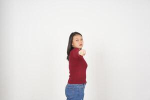 joven asiático mujer en rojo camiseta puñetazos puño a lucha aislado en blanco antecedentes foto