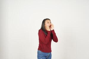 joven asiático mujer en rojo camiseta anuncio gritar publicidad aislado en blanco antecedentes foto