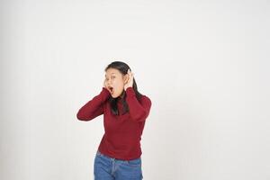 joven asiático mujer en rojo camiseta mano en oreja, hipocresía oír usted concepto aislado en blanco antecedentes foto