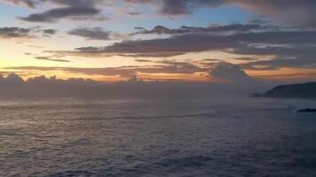 punta playa cometa puesta de sol panorama ver montañas rocas mazunte México. video