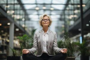 ai generado estrés resistencia, relajación, meditación concepto. calma adulto negocio mujer meditando en oficina pasillo, frente ver de hembra gerente practicando yoga a trabajo foto