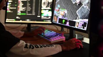 gaming dator begrepp. nedsänkt i cyberrymden, gamer navigerar digital rike med precision, använda en skrivbord, tangentbord, och övervaka till spela uppkopplad spel och omfamning en värld av teknologi. video