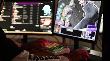 gaming dator begrepp. nedsänkt i cyberrymden, gamer navigerar digital rike med precision, använda en skrivbord, tangentbord, och övervaka till spela uppkopplad spel och omfamning en värld av teknologi. video