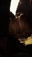 fantastisk se av färgrik stenar inuti de grotta video