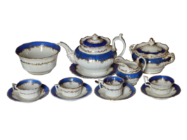 Clásico porcelana té conjunto con azul patrones png