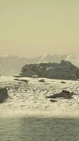 côte rocheuse de l'océan avec des montagnes et une belle plage de sable video