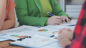 detailopname Azië bedrijf mensen vergadering plan analyse statistieken brainstorm en hoofd van team houden tablet richten diagram tabel en werknemer nemen Opmerking. financiën strategie statistieken succes concept. video