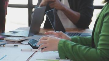 detailopname Azië bedrijf mensen vergadering plan analyse statistieken brainstorm en hoofd van team houden tablet richten diagram tabel en werknemer nemen Opmerking. financiën strategie statistieken succes concept. video