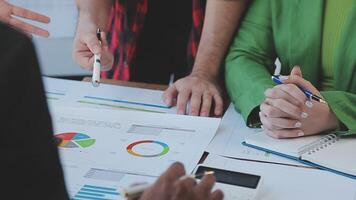 detailopname Azië bedrijf mensen vergadering plan analyse statistieken brainstorm en hoofd van team houden tablet richten diagram tabel en werknemer nemen Opmerking. financiën strategie statistieken succes concept. video