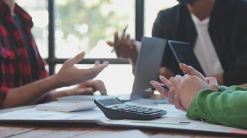 detailopname Azië bedrijf mensen vergadering plan analyse statistieken brainstorm en hoofd van team houden tablet richten diagram tabel en werknemer nemen Opmerking. financiën strategie statistieken succes concept. video