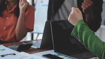 detailopname Azië bedrijf mensen vergadering plan analyse statistieken brainstorm en hoofd van team houden tablet richten diagram tabel en werknemer nemen Opmerking. financiën strategie statistieken succes concept. video