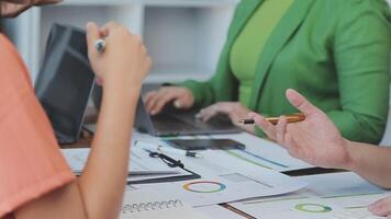 detailopname Azië bedrijf mensen vergadering plan analyse statistieken brainstorm en hoofd van team houden tablet richten diagram tabel en werknemer nemen Opmerking. financiën strategie statistieken succes concept. video