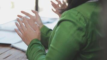 detailopname Azië bedrijf mensen vergadering plan analyse statistieken brainstorm en hoofd van team houden tablet richten diagram tabel en werknemer nemen Opmerking. financiën strategie statistieken succes concept. video