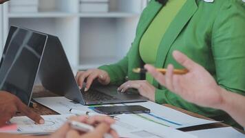 detailopname Azië bedrijf mensen vergadering plan analyse statistieken brainstorm en hoofd van team houden tablet richten diagram tabel en werknemer nemen Opmerking. financiën strategie statistieken succes concept. video