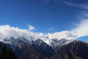 increíble paisaje a el auli ukkarakhand en India foto