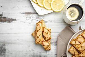 esfogliatina, un italiano soplo Pastelería con vidriar en un plato en blanco fondo, parte superior ver foto