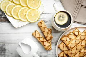 esfogliatina, un italiano soplo Pastelería con vidriar en un plato en blanco fondo, parte superior ver foto