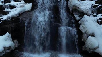 Visão do uma cascata durante inverno. frio e geada dentro a floresta. inverno aventura e caminhada. kozice cascata perto fojnica dentro Bósnia e herzegovina. video