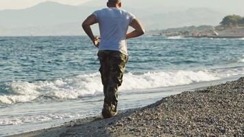 soldato corre nel lento movimento su il riva del mare video