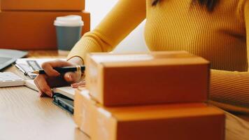 mujer de negocios puesta en marcha empresaria de pequeña empresa sme éxito. mujer independiente que trabaja en casa con entrega de paquetes en línea. concepto de entrega de pymes y embalajes video