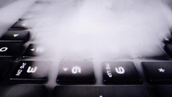computador teclado dentro fumaça video