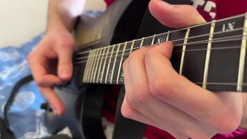 makro långsam rörelse se av spelar elektro gitarr video