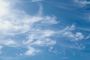 hermosa tenue cirro nubes en azul cielo en libertad, energizar y alegre soleado día foto