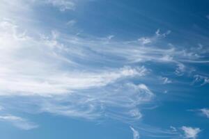 hermosa tenue cirro nubes en azul cielo en libertad, energizar y alegre soleado día foto