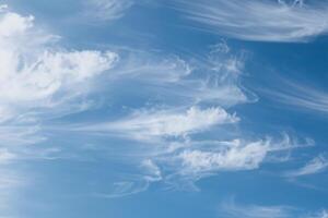 alegre soleado día, hermosa tenue cirro nubes en el azul cielo, simbolizando libertad y energizar foto