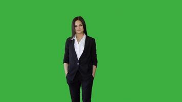 atractivo joven mujer de negocios en pie en contra verde pantalla antecedentes video
