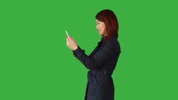 stile di vita ritratto di Cinese femmina persona contro verde sfondo video