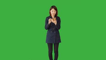 estilo de vida retrato do chinês fêmea pessoa contra verde fundo video
