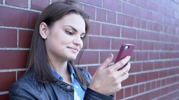 jung schön kaukasisch Frau mit Clever Telefon im das Stadt video